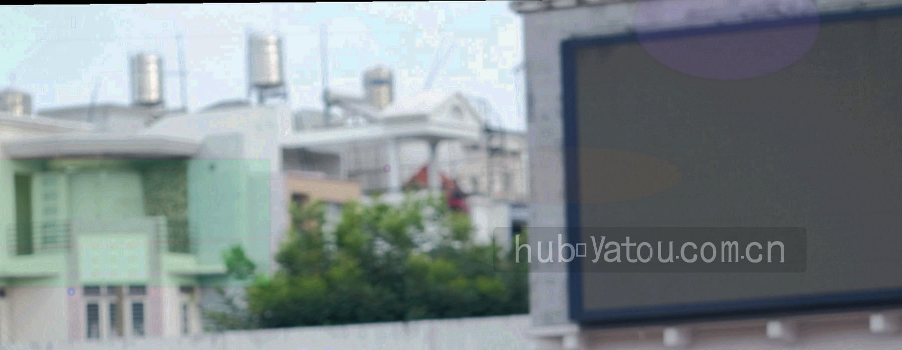 夜间城市轮廓与流动的数据光带交织，画面中没有人物